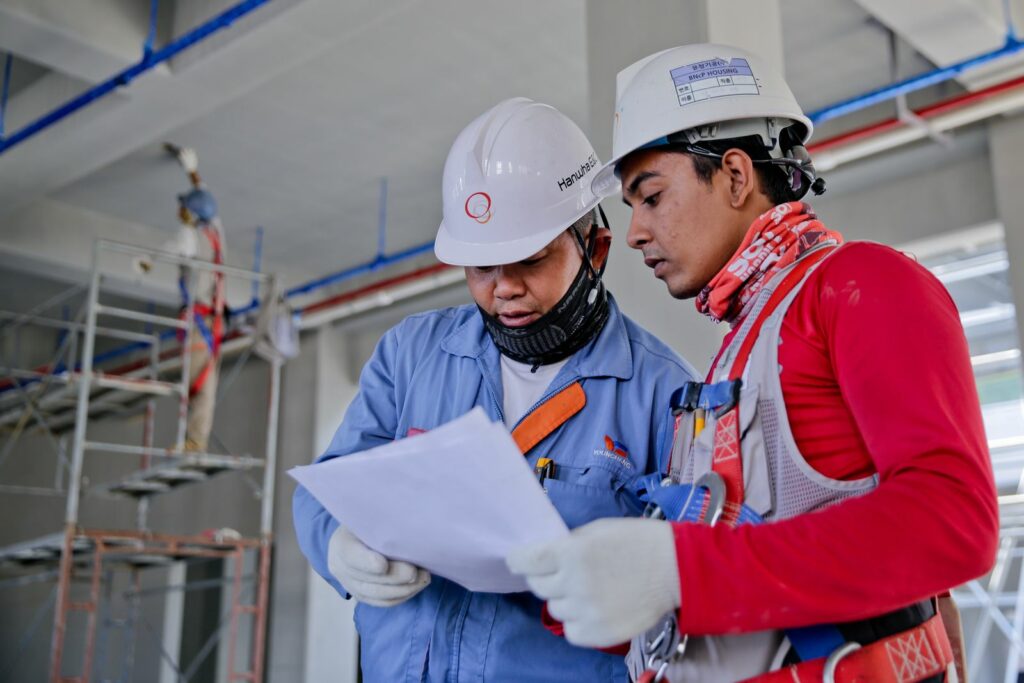 Ảnh minh họa kỹ sư trao đổi bản vẽ tại công trường