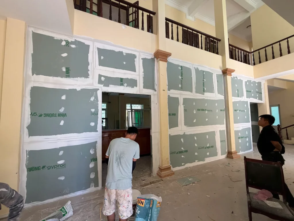 Thi công cải tạo tòa nhà hành chính tại Thọ Xuân, Thanh Hóa – ốp vách thạch cao