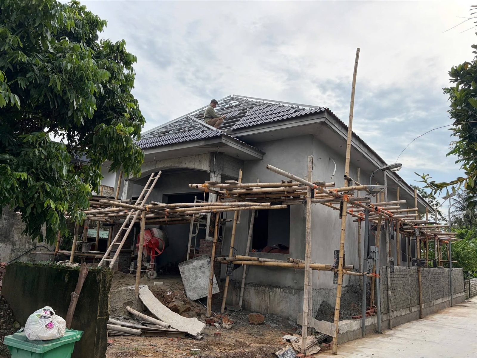 Nhà cấp 4 mái Thái đang hoàn thiện phần mái tại Thanh Hóa