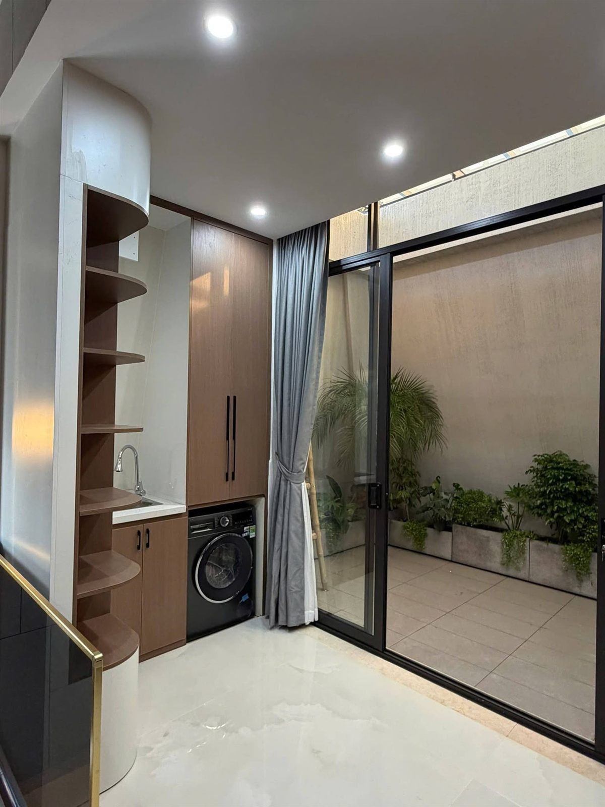 Nội thất tủ gỗ và khu giặt sau khi hoàn thiện