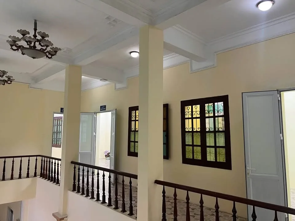 Hành lang tầng trên trụ sở tại Thọ Xuân sau khi sơn lại tường và trần
