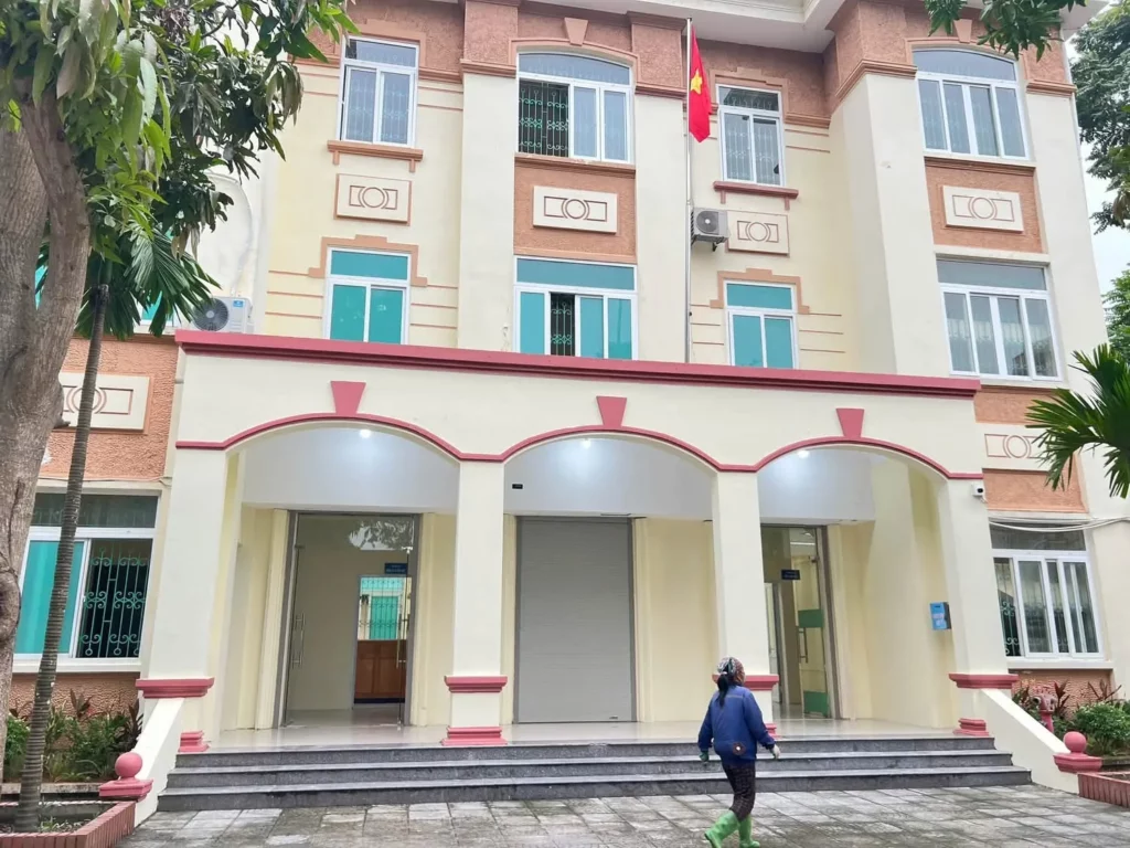 Mặt tiền trụ sở cơ quan hành chính tại Thọ Xuân sau khi cải tạo, sơn mới màu kem và đỏ gạch