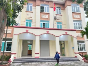 Mặt tiền trụ sở cơ quan hành chính tại Thọ Xuân sau khi cải tạo, sơn mới màu kem và đỏ gạch