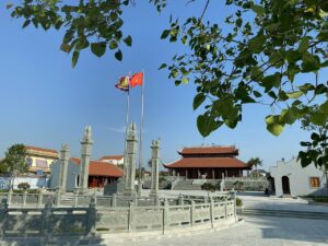 Nhà thờ họ Trương Việt Nam với nhà chính mái ngói, sân rộng và cột nghi môn (ảnh minh họa)