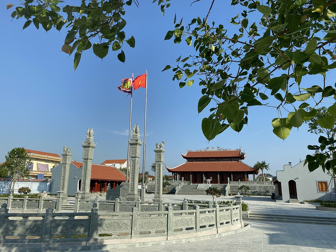 Nhà thờ họ Trương Việt Nam với nhà chính mái ngói, sân rộng và cột nghi môn (ảnh minh họa)