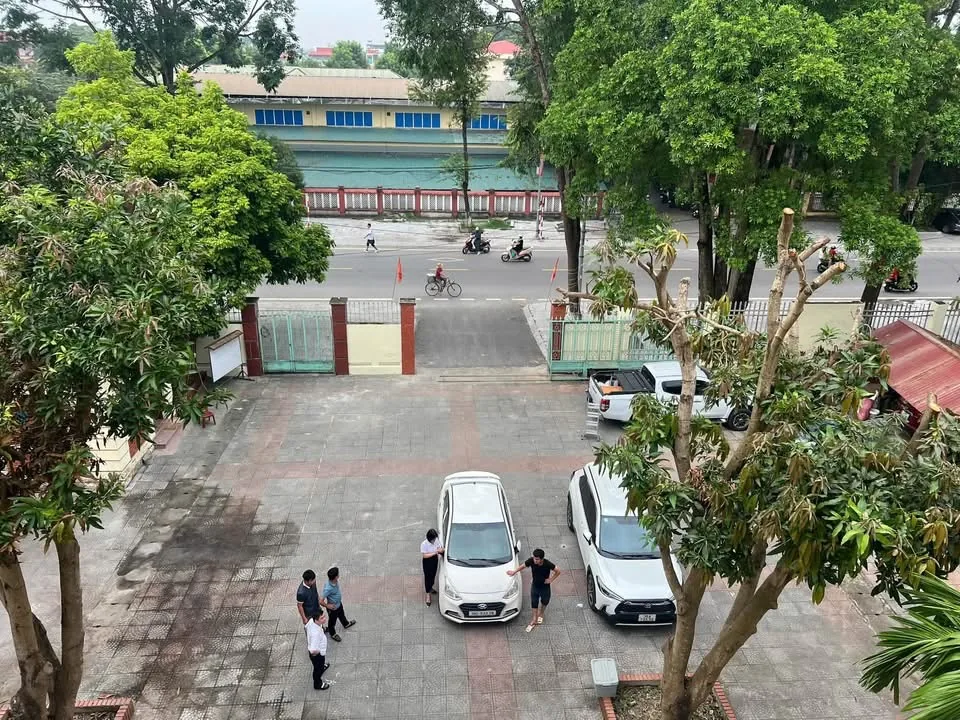 Sân trước trụ sở tại Thọ Xuân sau khi lát lại, nhìn từ tầng trên