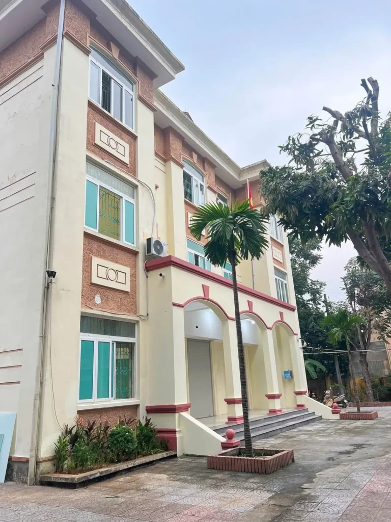 Khu sảnh ba vòm có cửa cuốn mới của trụ sở tại Thọ Xuân sau cải tạo
